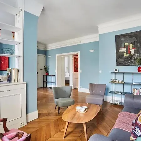 Moderne A Pres Des Champs-elysees *