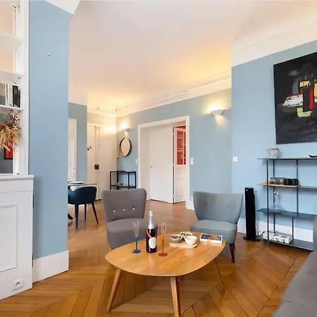 Moderne A Pres Des Champs-elysees * Paris