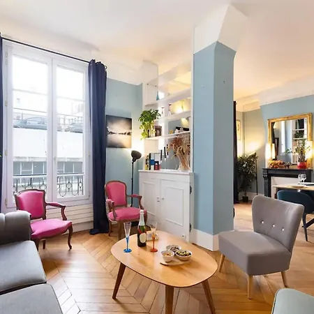 Moderne A Pres Des Champs-elysees
