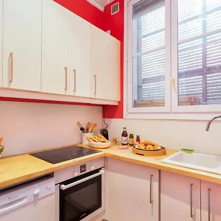 Moderne A Pres Des Champs-elysees *