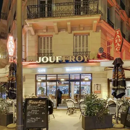 Moderne A Pres Des Champs-elysees Paris